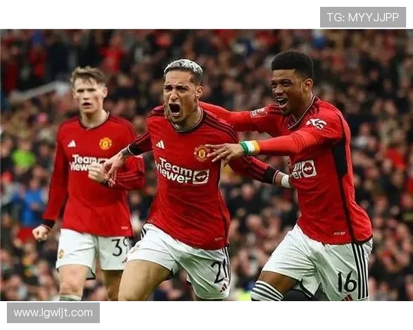 曼联全队积极备战双红会 八名青年才俊入选一线队参与合练 曼联全队积极备战双红会 八名青年才俊入选一线队参与合练