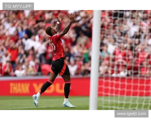 拉什福德错失绝佳机会近距离空门踢呲接连射失再次失良机