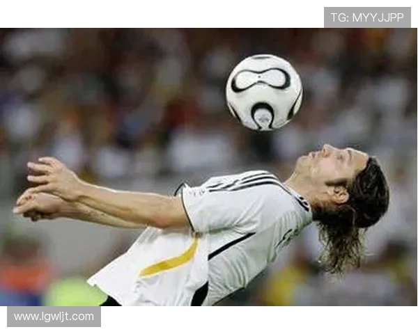 孔德错失绝平良机 胸部停球过大皮球被裤袜抱住